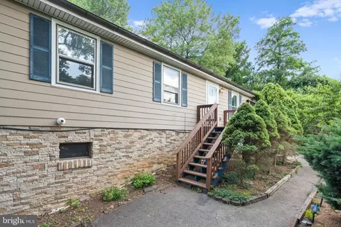 527 Rome Beauty Dr, Linden, VA 22642