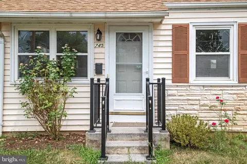745 W 14th St, Front Royal, VA 22630