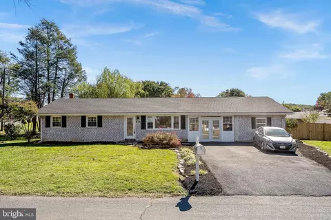 915 E Stonewall Dr, Front Royal, VA 22630