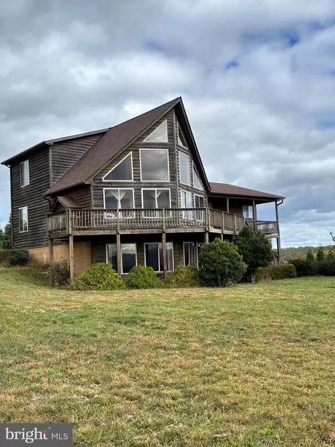 348 Freezeland Manor Dr, Linden, VA 22642