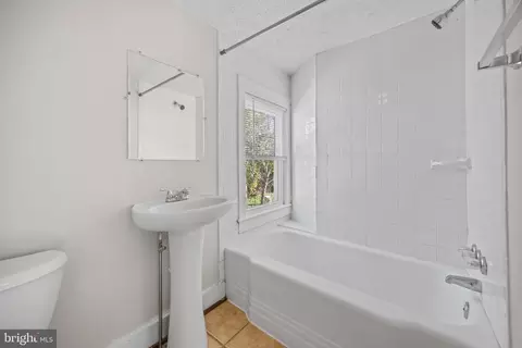 Bath - 314 Pine St, Front Royal, VA 22630 photo 1 of 1