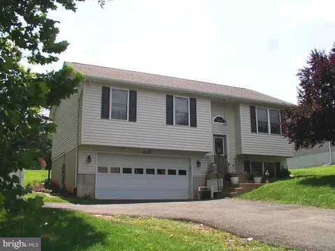 327 E 18th St, Front Royal, VA 22630 photo 3