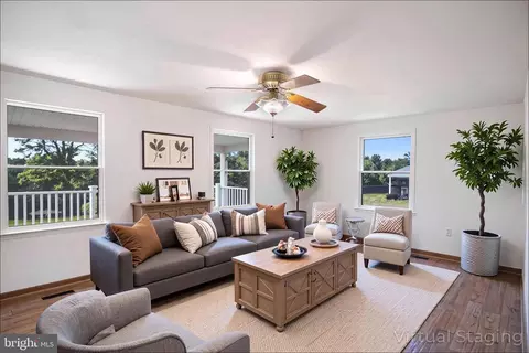 Living - 25 Mcdaniel Ln, Middletown, VA 22645 photo 3 of 4