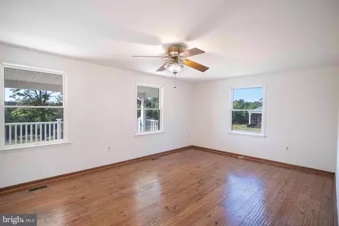 Living - 25 Mcdaniel Ln, Middletown, VA 22645 photo 2 of 4