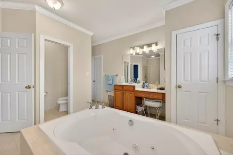 Bath - 4 Jackson Pl, Middletown, VA 22645 photo 3 of 7