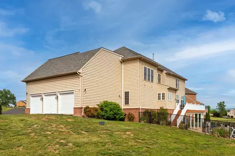 Exterior - 4 Jackson Pl, Middletown, VA 22645 photo 6 of 13