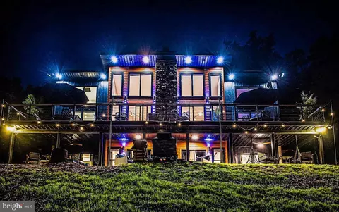 133 Pineview Dr, Lake Frederick, VA 22630