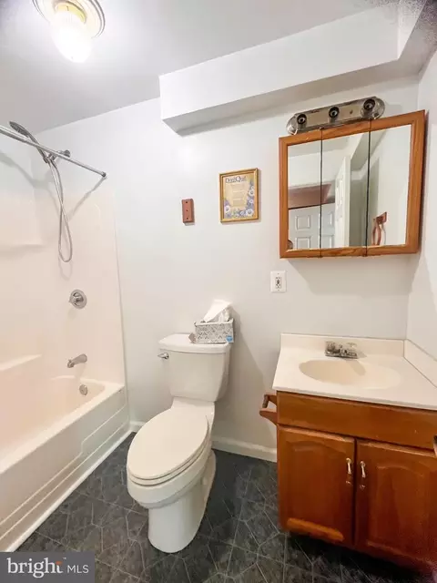 Bath - 13 Crestview Dr, Front Royal, VA 22630 photo 1 of 2