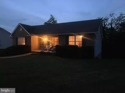 1076 Stuart Dr, Front Royal, VA 22630