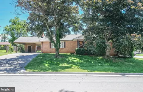 731 E Stonewall Dr, Front Royal, VA 22630