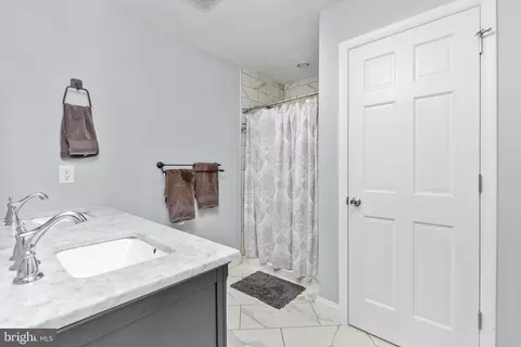 Bath - 129 359 565 Ridgeway, Front Royal, VA 22630 photo 2 of 6