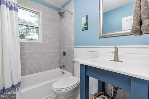Bath - 129 359 565 Ridgeway, Front Royal, VA 22630 photo 1 of 6