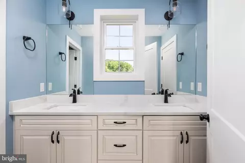 Bath - 129 359 565 Ridgeway, Front Royal, VA 22630 photo 6 of 6