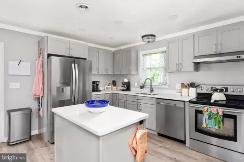 Kitchen - 129 359 565 Ridgeway, Front Royal, VA 22630 photo 3 of 4