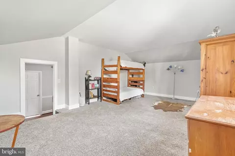 Bedroom - 129 359 565 Ridgeway, Front Royal, VA 22630 photo 5 of 9