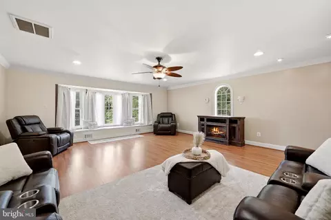 Living - 202 Spring Rd, Front Royal, VA 22630 photo 9 of 9