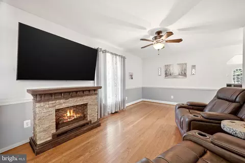 Living - 202 Spring Rd, Front Royal, VA 22630 photo 2 of 9