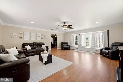 Living - 202 Spring Rd, Front Royal, VA 22630 photo 3 of 9