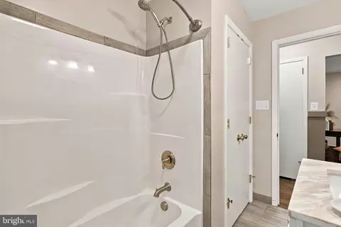 Bath - 455 Mountain Rd, Front Royal, VA 22630 photo 5 of 5