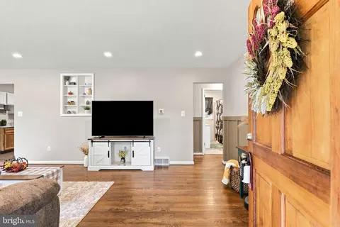 Entry Way - 455 Mountain Rd, Front Royal, VA 22630 photo 3 of 5