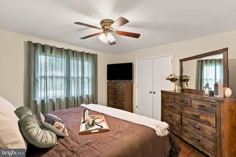 Bedroom - 455 Mountain Rd, Front Royal, VA 22630 photo 2 of 8