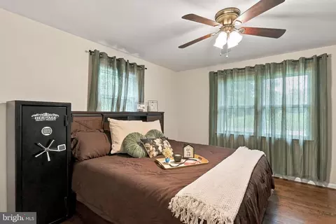 Bedroom - 455 Mountain Rd, Front Royal, VA 22630 photo 3 of 8