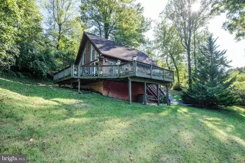 367 Northern Spy Dr, Linden, VA 22642