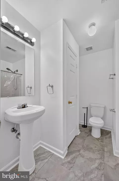 Bath - 490 Split Rail Rd, Front Royal, VA 22630 photo 3 of 3