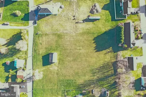 Bumble Bee Lane, Martinsburg, WV 25404
