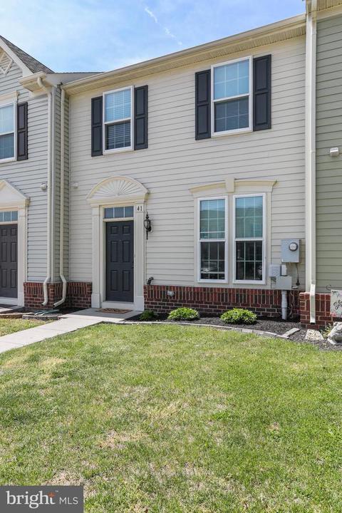 41 Mississippi Pt, Falling Waters, WV 25419