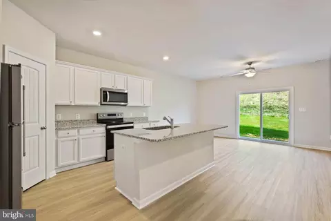 124 Cramsford St, Falling Waters, WV 25419 photo 2