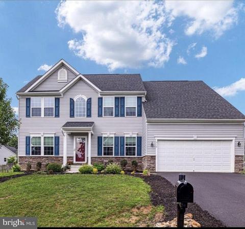 12 Kanawha Ct, Falling Waters, WV 25419