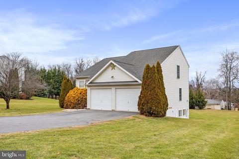 109 Michigan Dr, Falling Waters, WV 25419