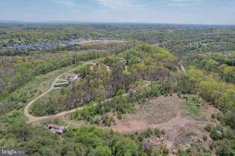 77 Alamo Ln, Falling Waters, WV 25419