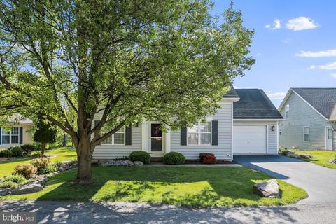 102 Candlewick Ct, Martinsburg, WV 25401