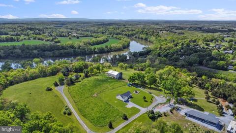 501 Cunningham Dr, Falling Waters, WV 25419