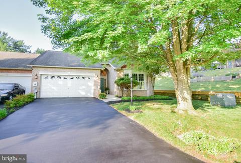 10 Ambler Ln, Falling Waters, WV 25419