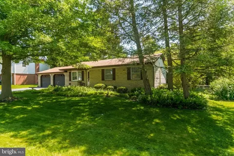 102 Cimarron Dr, Martinsburg, WV 25405