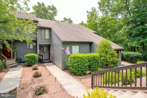42 Fishhook Ln, Hedgesville, WV 25427