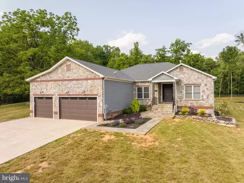 56 Piscataway Ln, Hedgesville, WV 25427