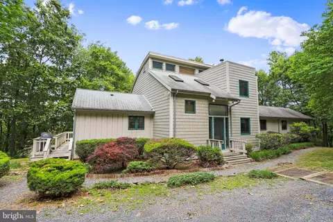 12 Fourth Bridge Rd, Hedgesville, WV 25427