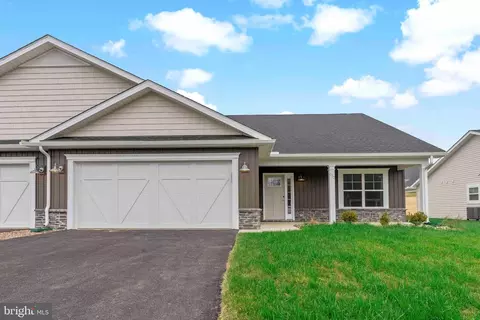 735 Dripping Spring Dr, Hedgesville, WV 25427