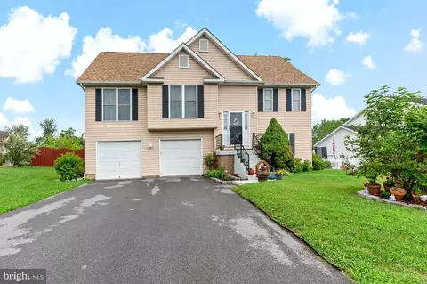 198 Coralberry Dr, Martinsburg, WV 25401