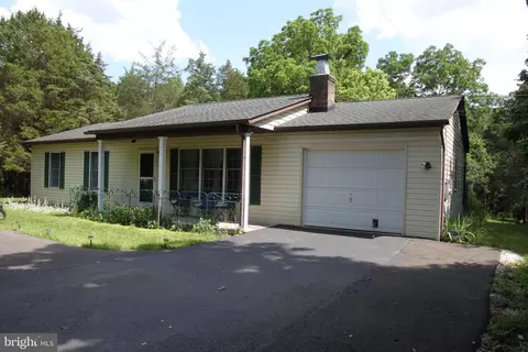 1067 Comstock Dr, Shepherdstown, WV 25443