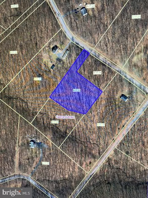 14 Glastonbury Dr # B, Hedgesville, WV 25427