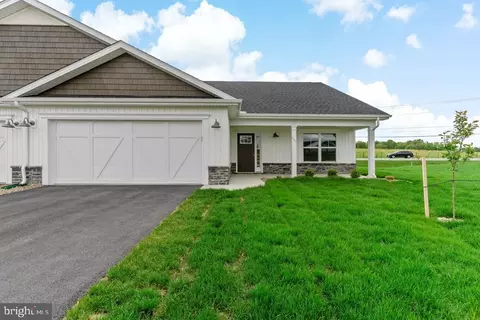 756 Dripping Spring Dr, Hedgesville, WV 25427