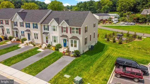87 Ontario Dr, Falling Waters, WV 25419