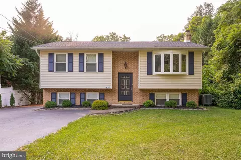 427 Falling Waters Dr, Falling Waters, WV 25419