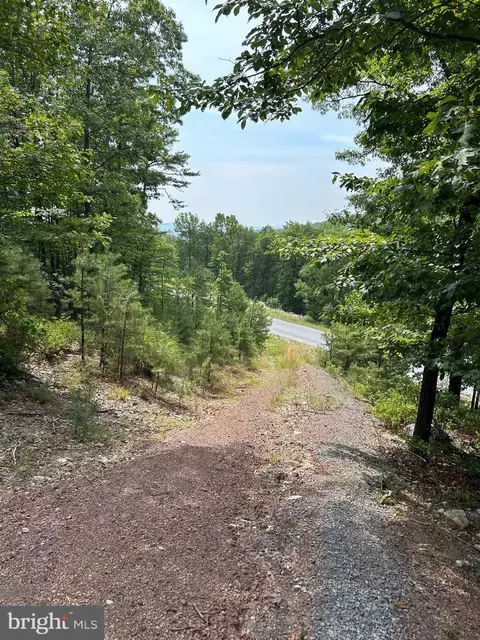 33 Moundbuilder Loop, Hedgesville, WV 25427
