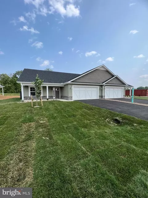767 Dripping Spring Dr, Hedgesville, WV 25427